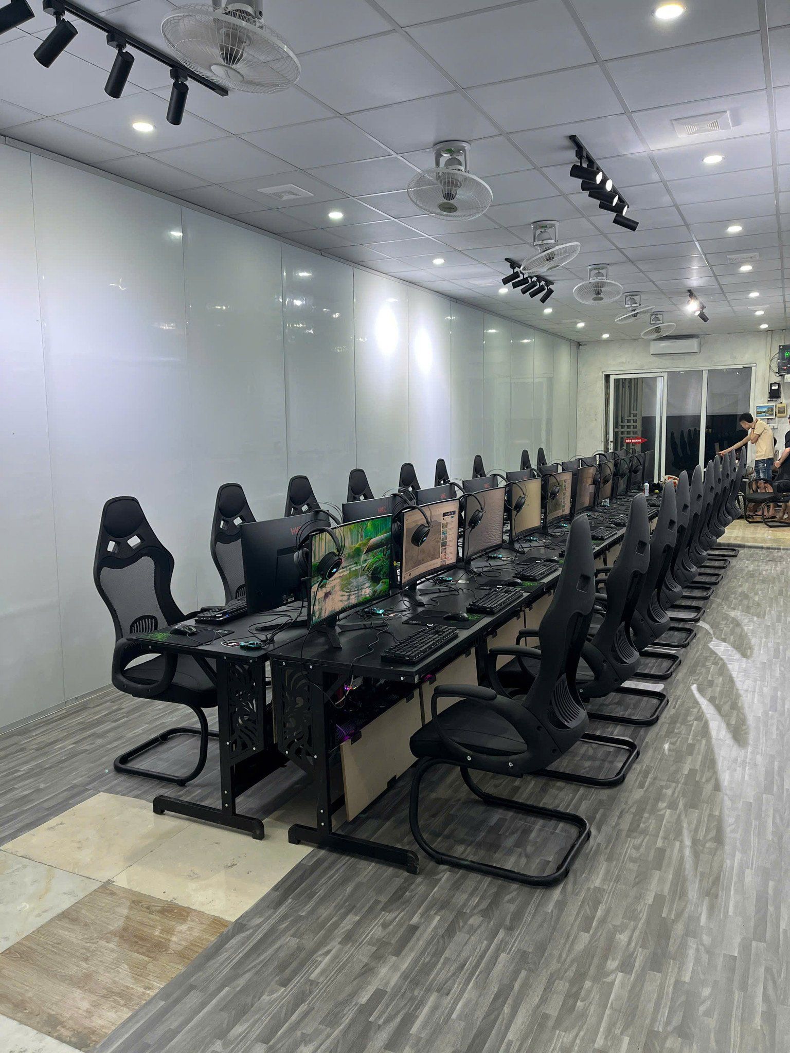 Lắp đặt phòng net 20 máy giá rẻ