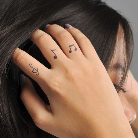 hình xăm quyến rũ cho nữ ở ngón tay