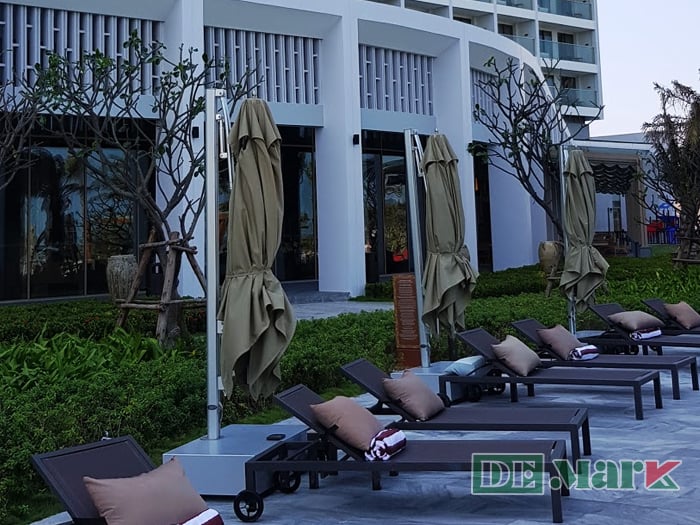 DeMark Cung Cấp Ghế Hồ Bơi Vải Lưới Textilene  tại Movenpick Resort