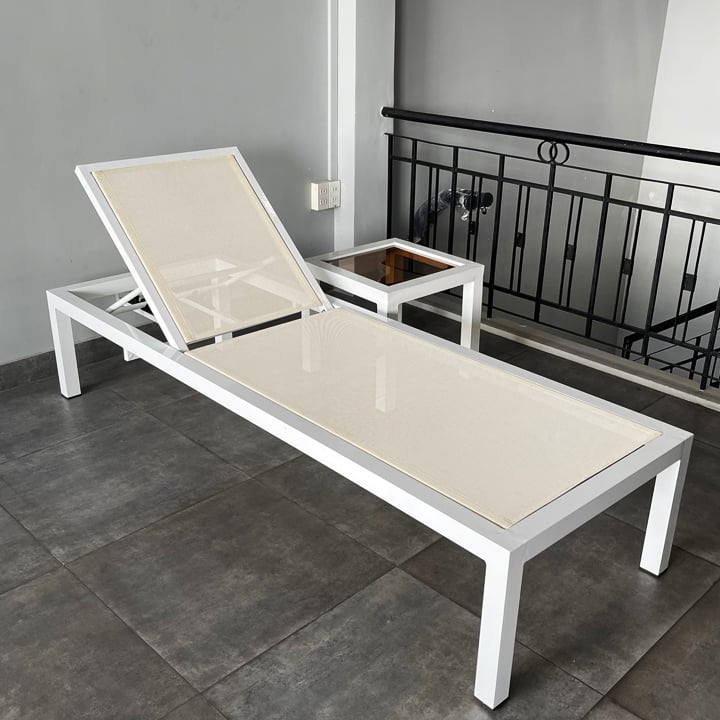 Ghế hồ bơi cố định khung nhôm sơn tĩnh điện đặt bên hồ bơi