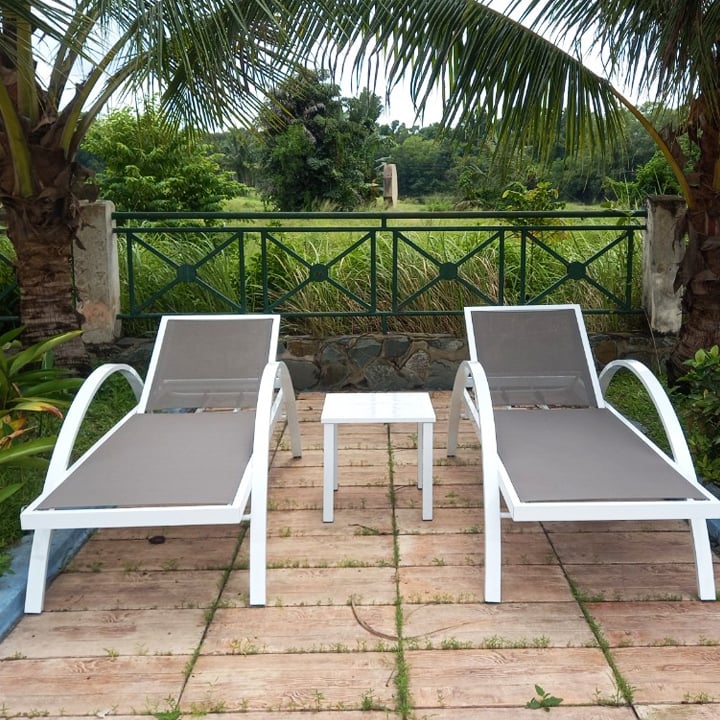 Ghế hồ bơi cố định khung nhôm sơn tĩnh điện đặt bên hồ bơi