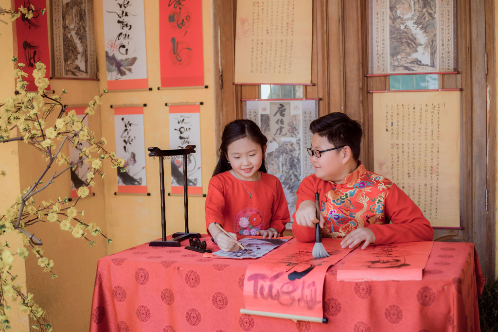 Hình ảnh gia đình trong dịp Tết Nguyên Đán sẽ mang lại niềm hạnh phúc và tình cảm giữa các thế hệ. Hãy xem những bức ảnh gia đình này để cảm nhận được không khí Tết đang đến gần.