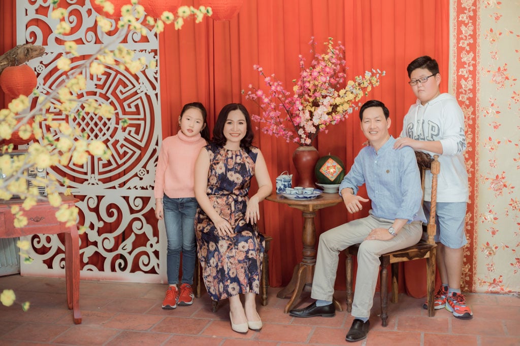 Chụp hình Tết Nguyên Đán: Mỗi cái Tết đến là một dịp để cập nhật bức ảnh gia đình mới nhất. Chụp hình Tết Nguyên Đán là một truyền thống có từ lâu đời của người Việt. Hãy xem hình ảnh để tìm cảm hứng cho những bức ảnh Tết thật đẹp và ý nghĩa.