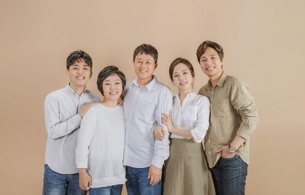 Chụp hình họa mái ấm gia đình phong thái Nước Hàn bên trên studio