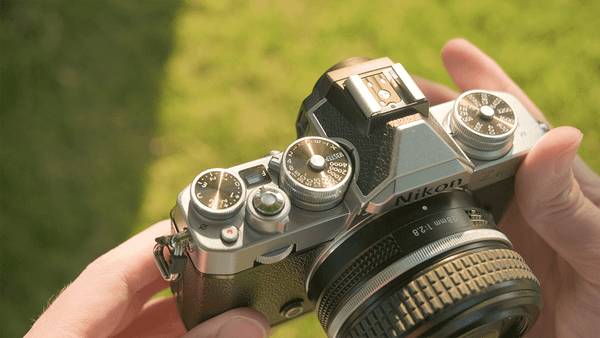 Mặt số bằng nhôm trên chiếc máy ảnh Nikon zfc