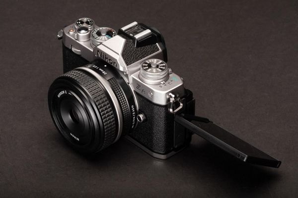 Màn hình khớp nối xoay lật linh hoạt trên máy ảnh nikon zfc