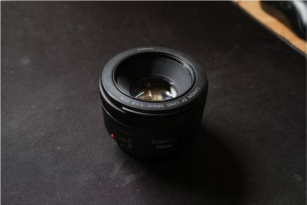 Canon EF 50mm f/1.8 STM nổi bật với khả năng chụp ở điều kiện thiếu sáng