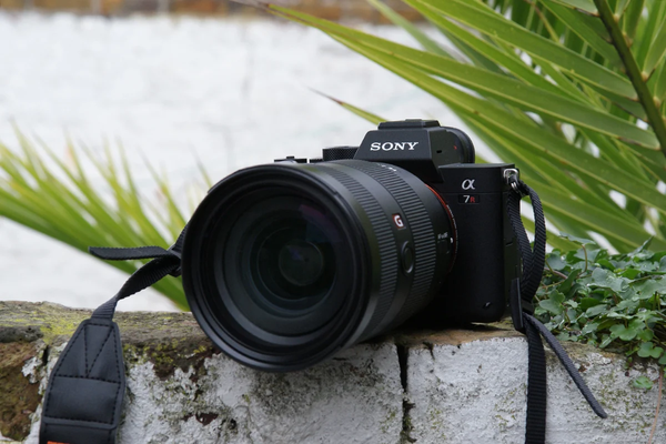 Sony A7R Mark IV được trang bị cảm biến CMOS 61MP, cho khả năng chụp ảnh và quay phim với độ phân giải cao, sắc nét.