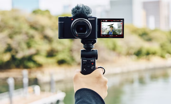 ZV-1 II là máy ảnh Vlog ổn định hình ảnh và mic tích hợp.