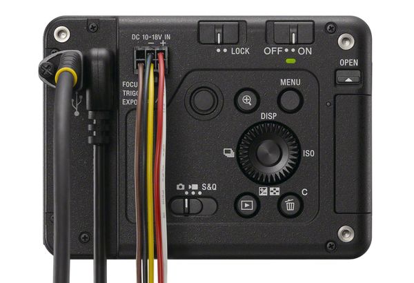 Máy ảnh Sony ILX-LR1 tích hợp nhiều cổng kết nối và khả năng tích hợp vượt trội.