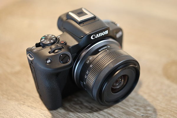 Canon R50 có thiết kế nhỏ gọn nhưng không có khả năng chống nước và bụi.