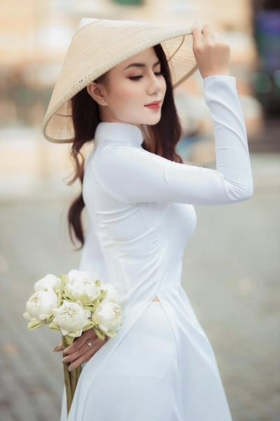 Nón lá - phụ kiện tôn vinh vẻ đẹp dịu dàng, nữ tính của người phụ nữ Việt Nam.