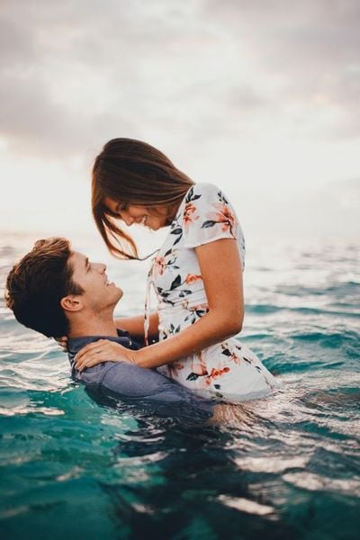 Tạo dáng chụp ảnh cặp đôi trên mặt biển