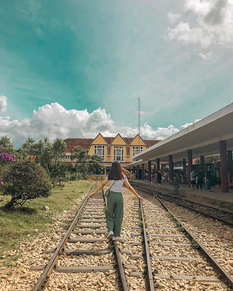 Đường ray xe lửa là background được nhiều người yêu thích khi đến chụp ảnh ở Đà Lạt.