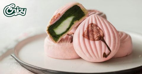 Mách bạn cách làm bánh trung thu hoa anh đào thơm ngon vạn người mê