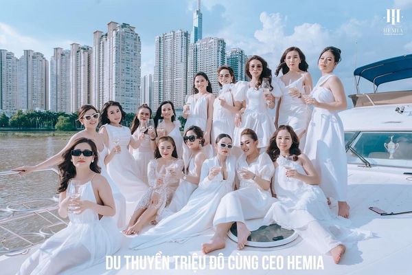 dan-ceo-xinh-dep-cua-hemia-to-chuc-tiec-sang-trong-tren-du-thuyen