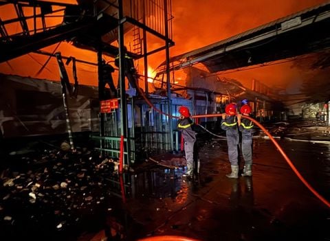 Cận cảnh hơn 3 giờ căng mình dập tắt đám cháy ở quận 7