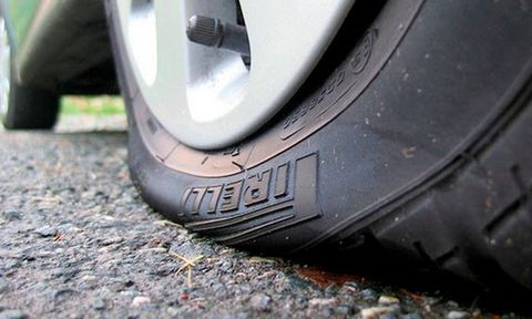 Bạn cần phải làm gì khi thủng lốp xe