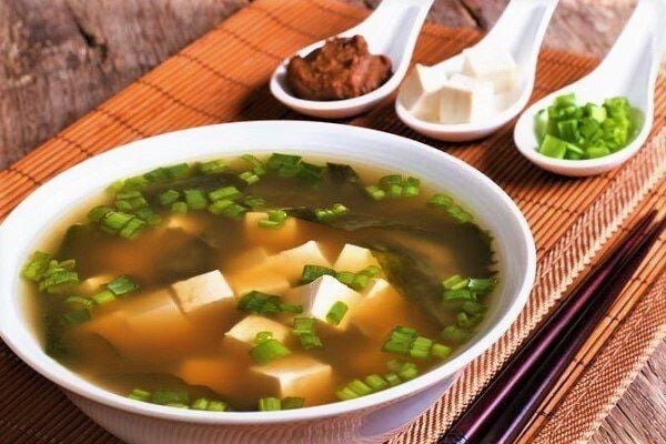 Món mì gói ăn liền với tương miso và rong biển wakame