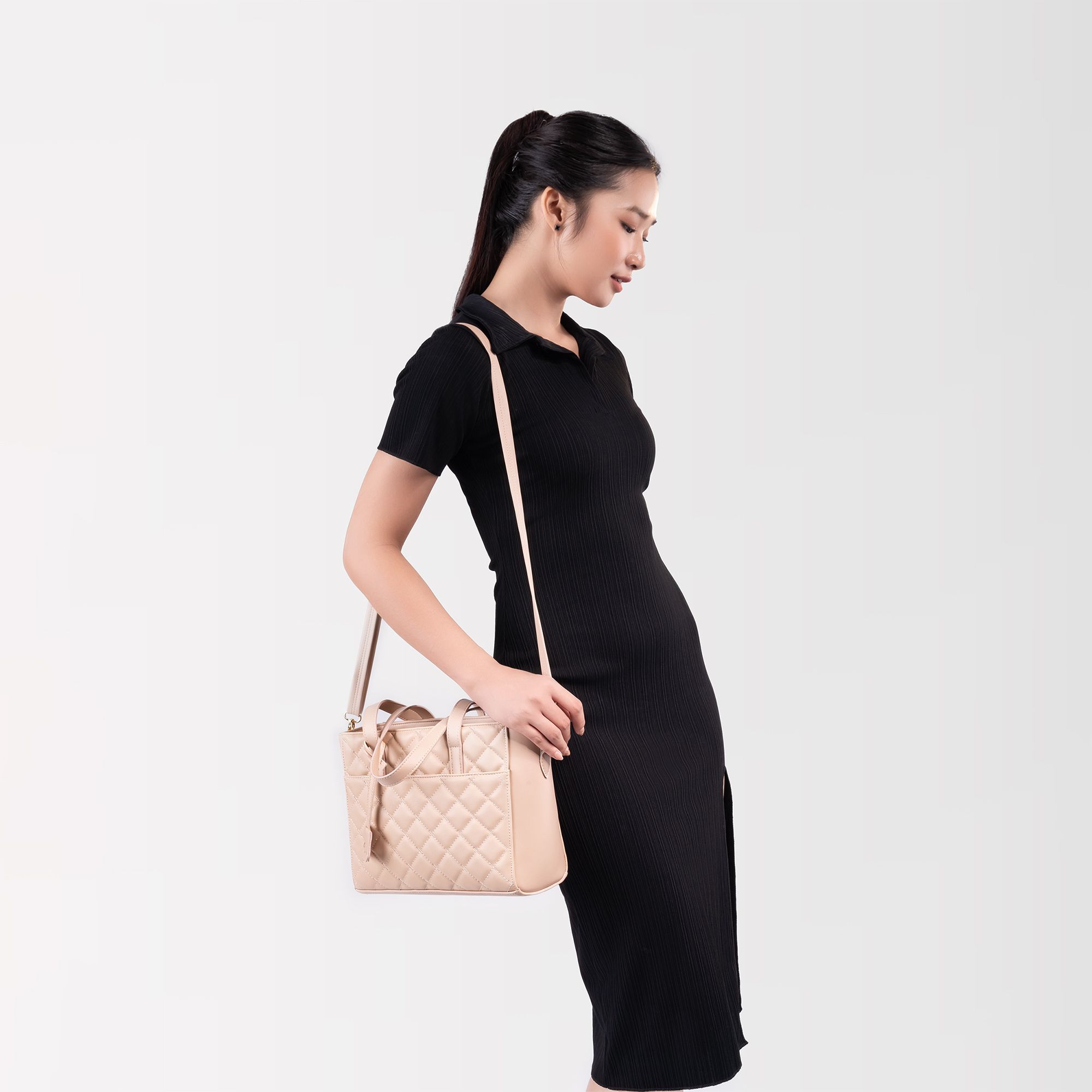 Túi xách nữ công sở phối charm cách điệu Yuumy Seasand YTX29D Màu đen