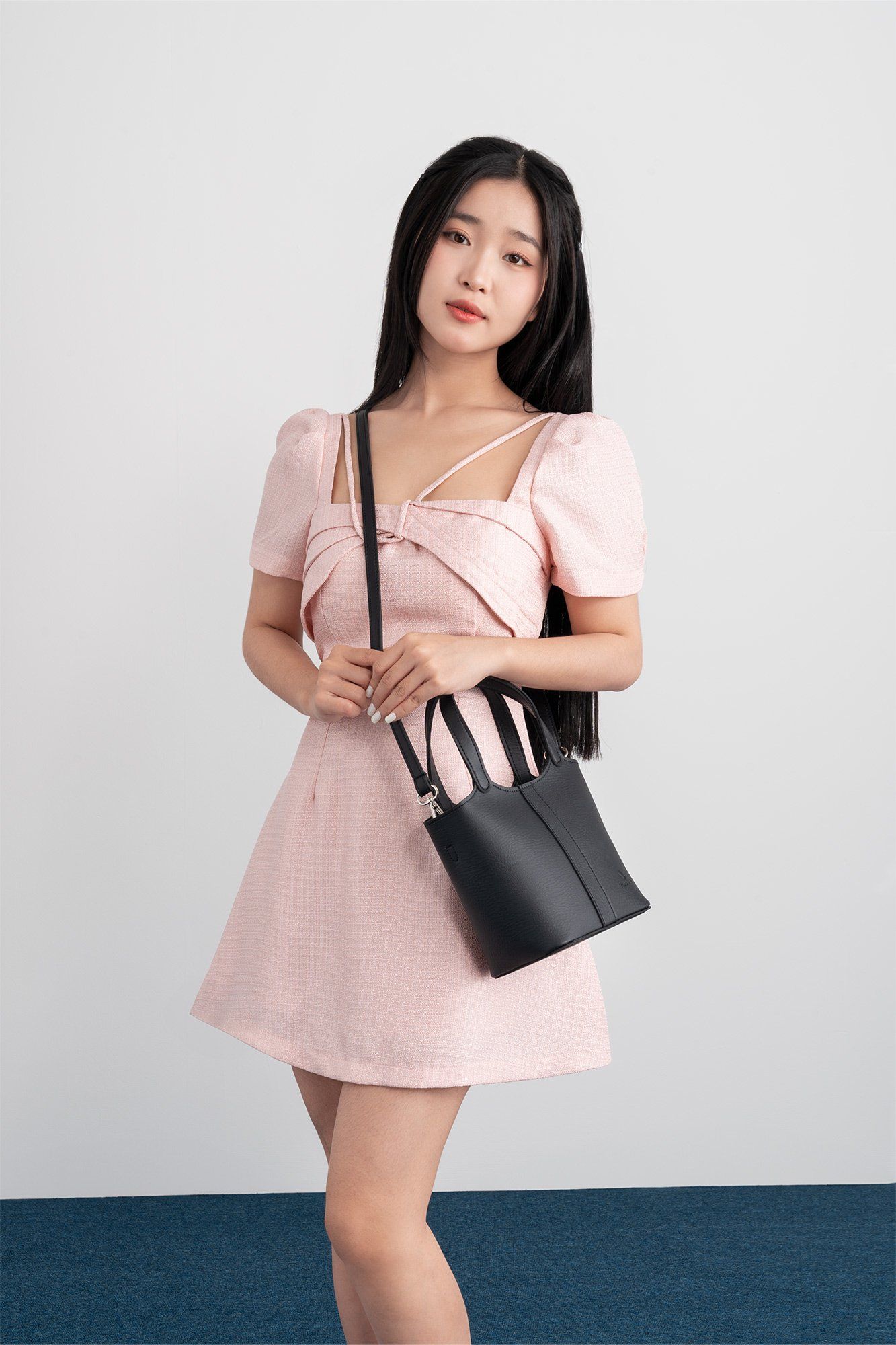 Túi đeo chéo da nữ thiết kế dạng xô Yuumy Bergen YN281D màu đen