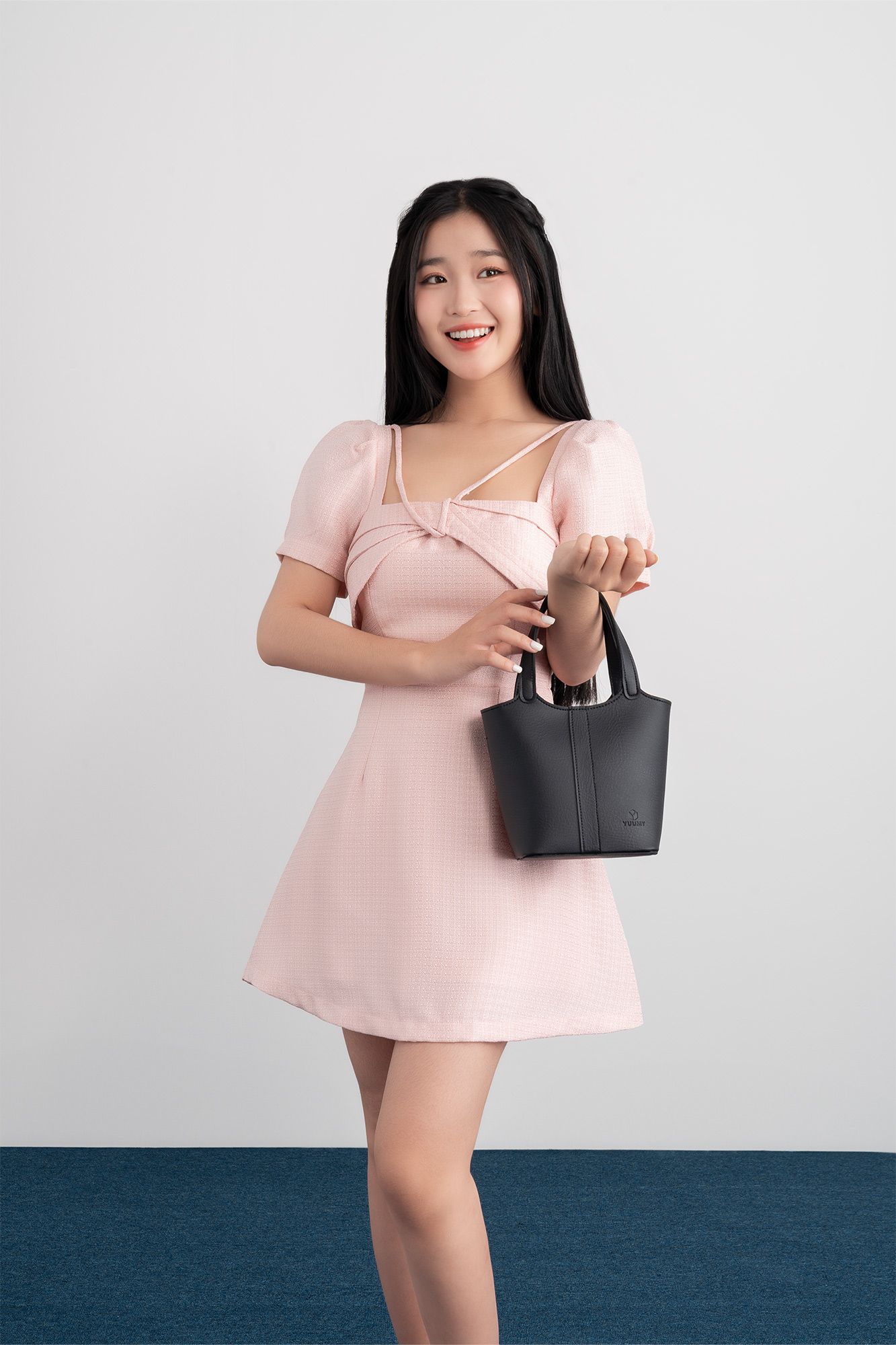 Túi đeo chéo da nữ thiết kế dạng xô Yuumy Bergen YN281D màu đen