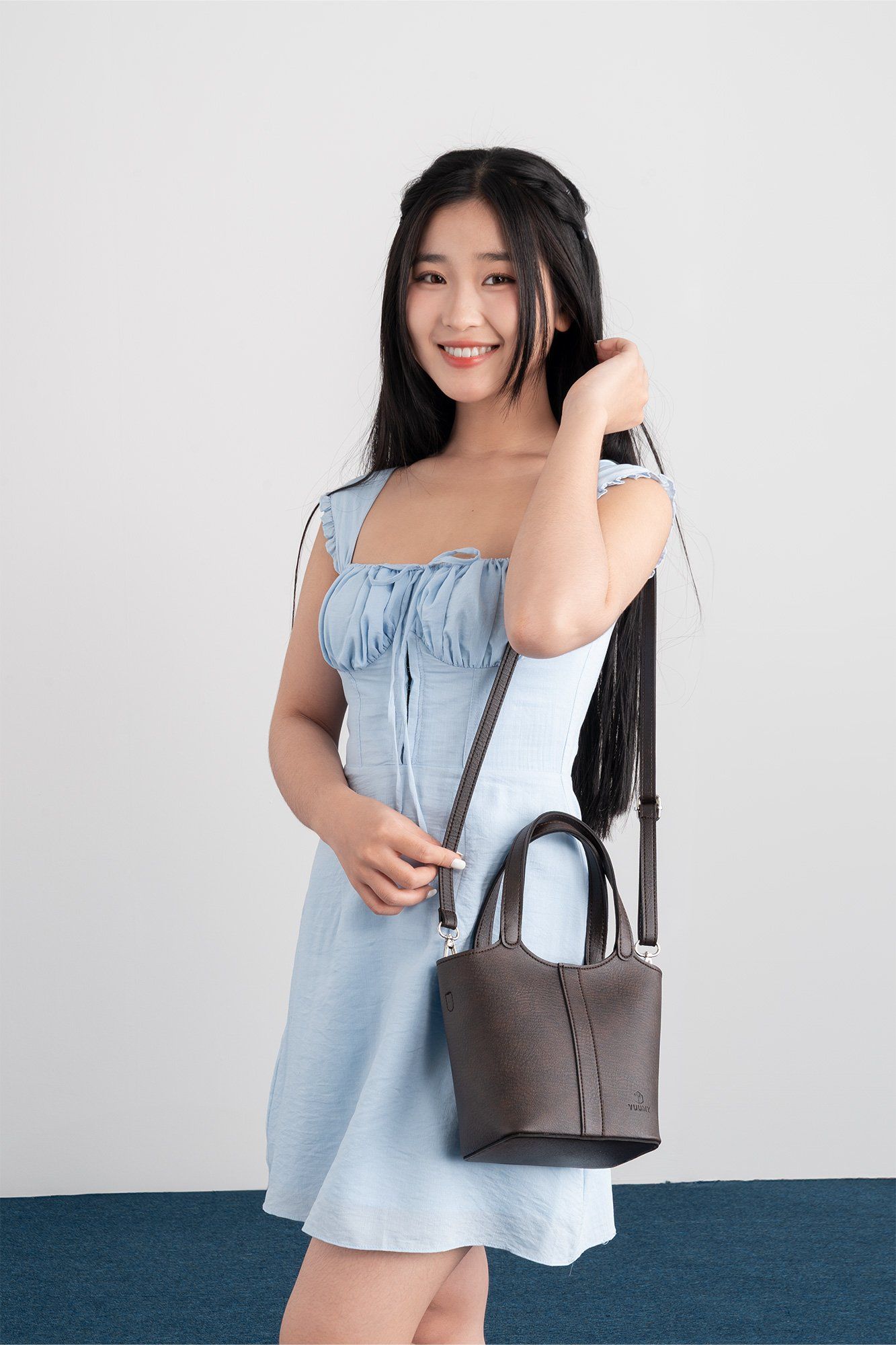 Túi đeo chéo da nữ thiết kế dạng xô Yuumy Bergen YN281N màu nâu