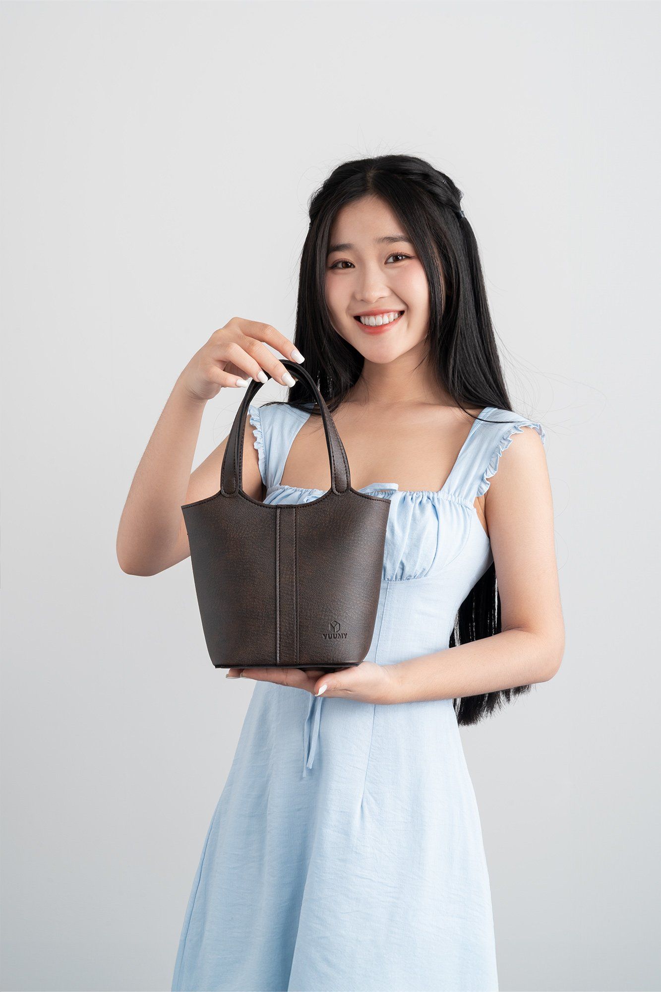 Túi đeo chéo da nữ thiết kế dạng xô Yuumy Bergen YN281N màu nâu