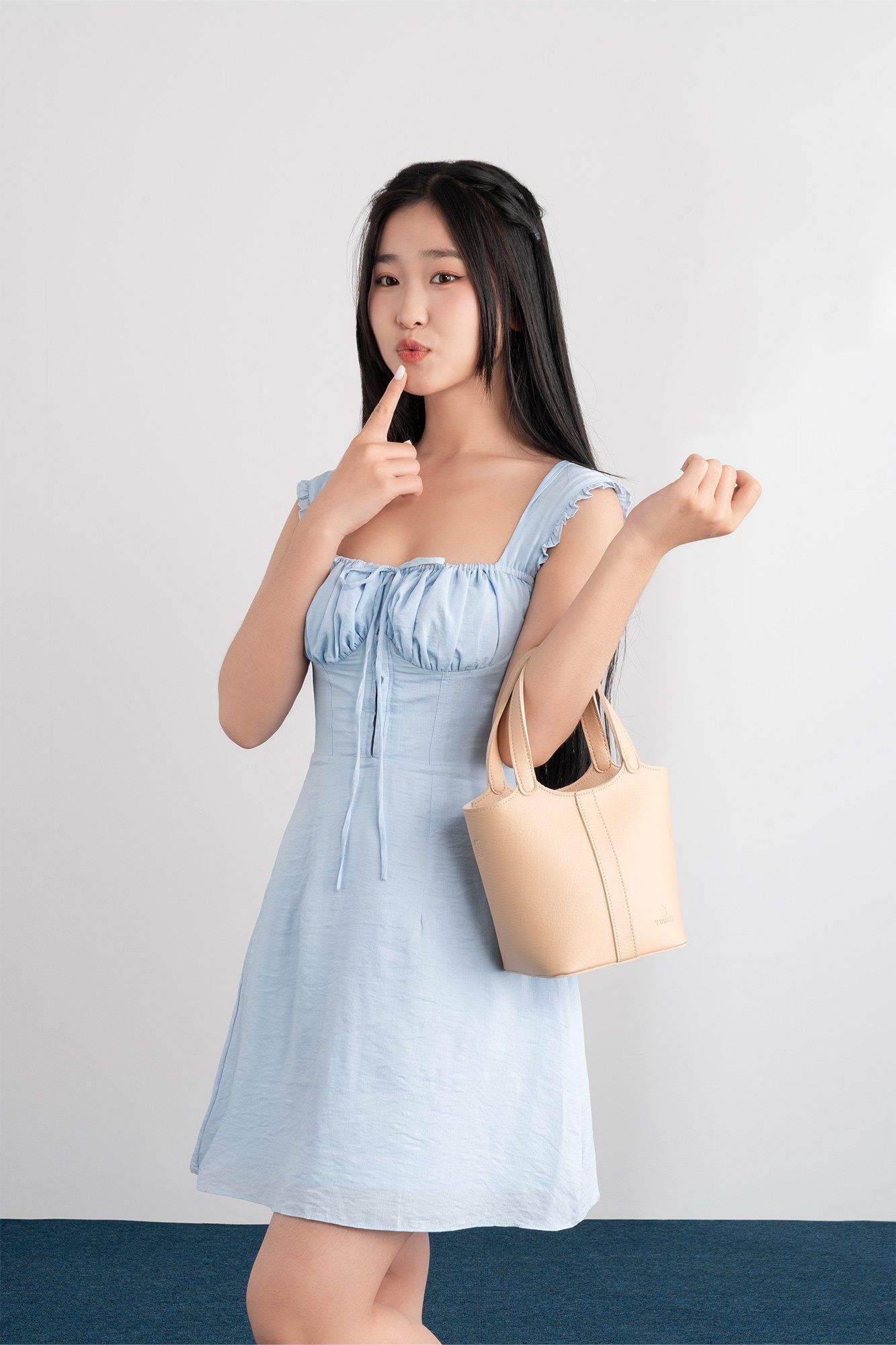 Túi đeo chéo da nữ thiết kế dạng xô Yuumy Bergen YN281K màu kem