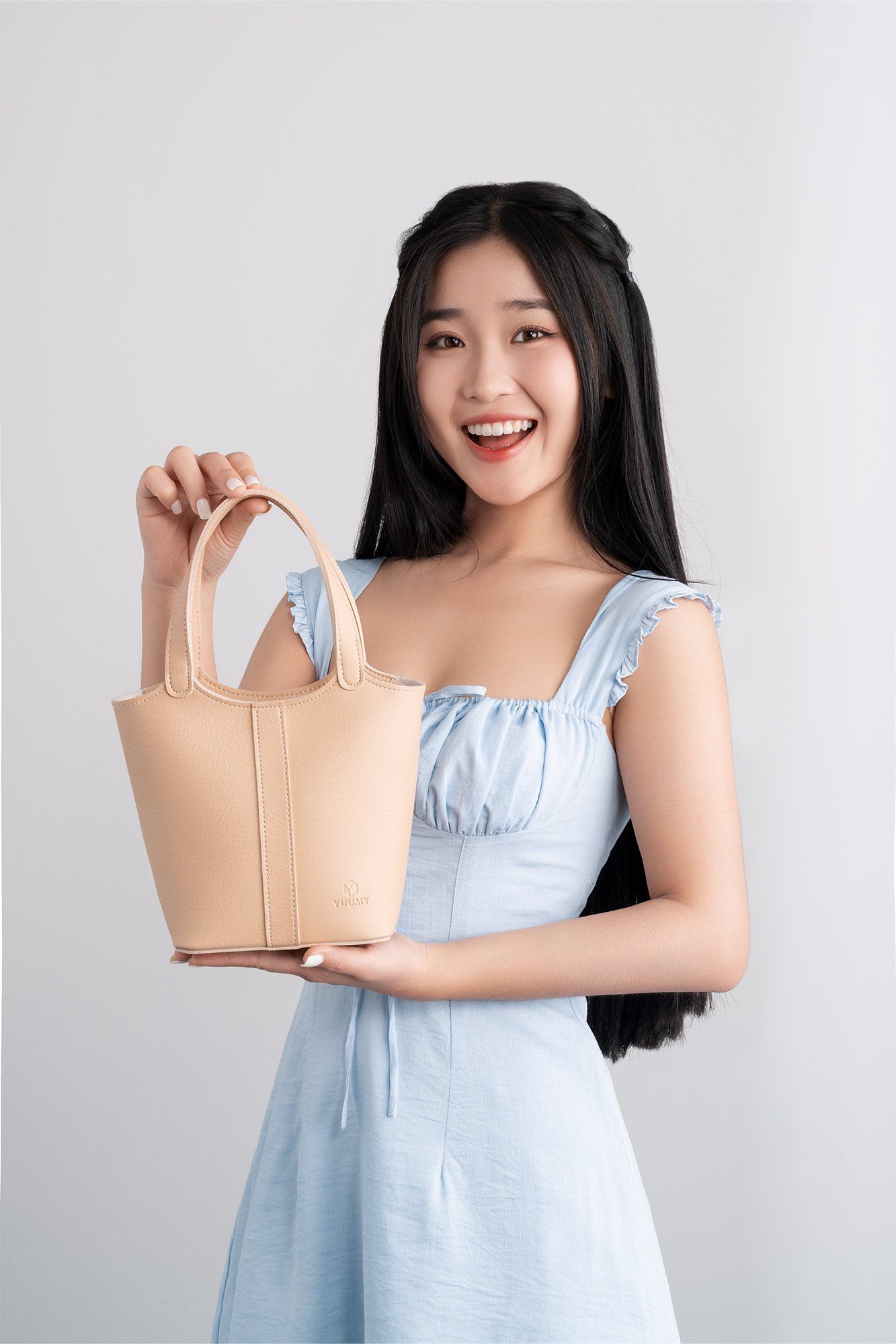 Túi đeo chéo da nữ thiết kế dạng xô Yuumy Bergen YN281K màu kem