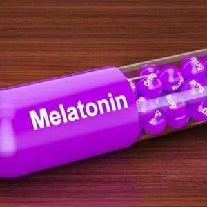 Melatonin: Công dụng, liều dùng, tác dụng phụ