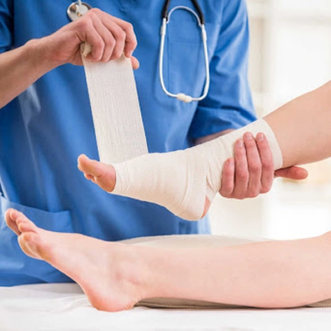 Xử lý nhanh khi bị bong gân cổ chân lúc chơi thể thao – Đừng chủ quan!