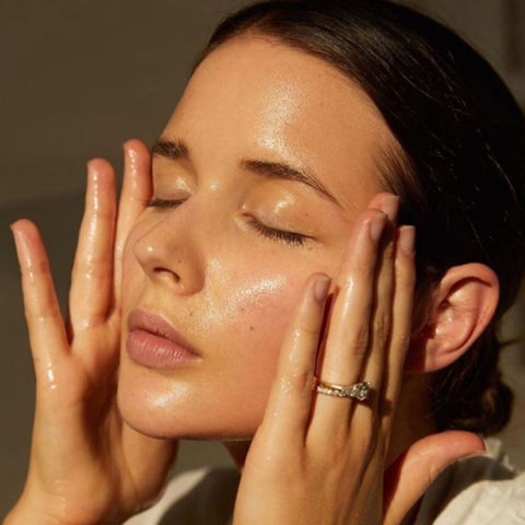 Cleansing Oil Là Gì? Tất Tần Tật Về “Bảo Bối” Làm Sạch Da Hiệu Quả