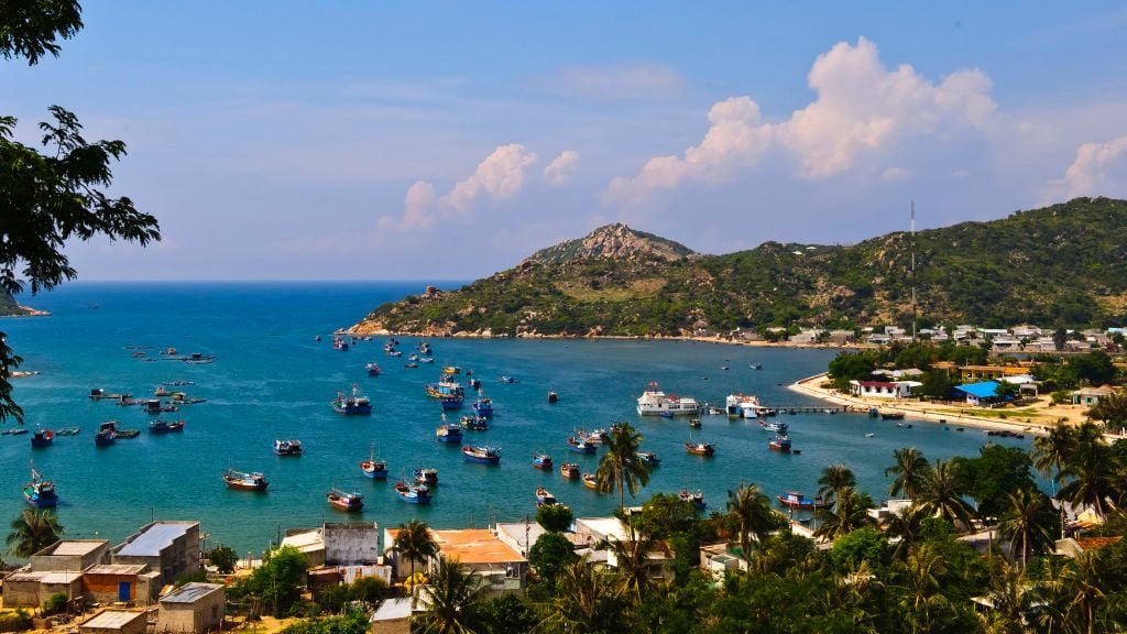 3-vinh-hy-duoc-vi-nhu-malpes-cua-viet-nam-voi-lan-nuoc-xanh-trong