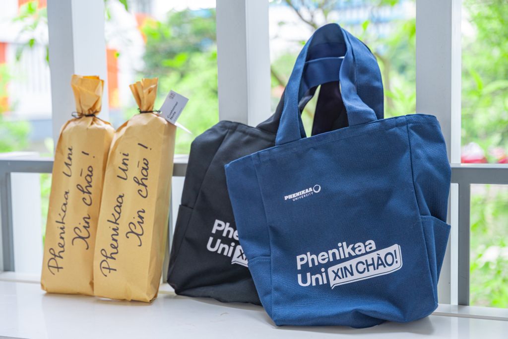 1-tui-tote-sghn-jamlos-phenikaa-uni-la-mon-qua-tang-danh-cho-hoc-sinh-giao-vien