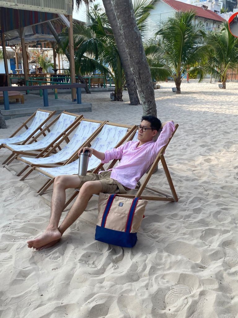 5-pose-dang-di-bien-cho-nam