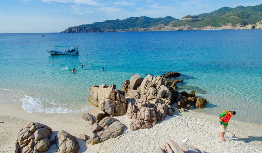 8-tham-quan-hang-yen-bai-san-ho-suoi-tien-bai-da-trang-bai-da-bay-mau-tai-cu-lao-cau