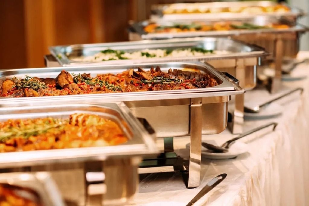 1-buffet-la-mot-hinh-thuc-phuc-vu-am-thuc-dac-biet-noi-thuc-khach-duoc-tu-do-lua-chon-mon-an-tu-mot-ban-tiec-da-dang-thay-vi-phai-goi-mon-rieng-le