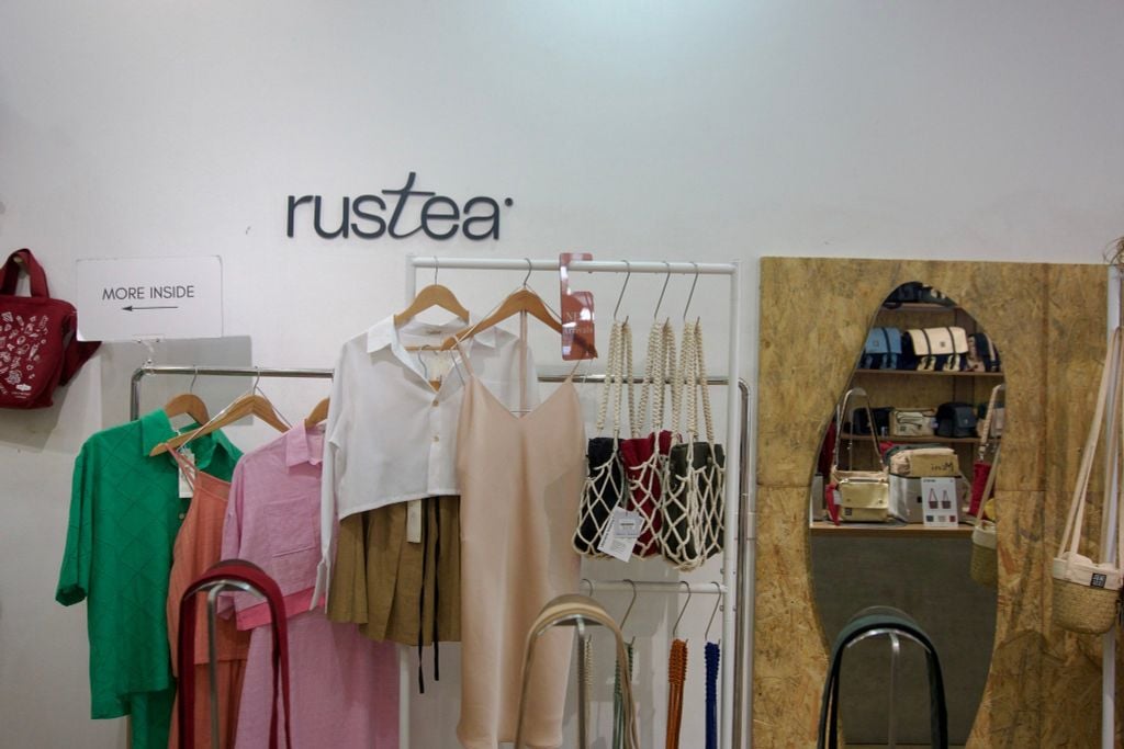khu-trung-bay-rustea-quan-ao-thoi-trang-linen-tai-jamlos-hanoi-store