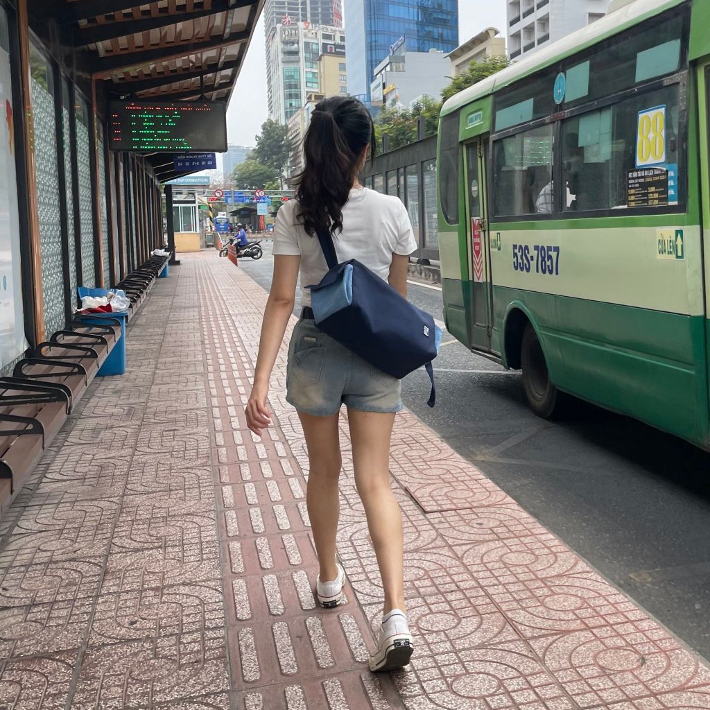 4-tui-deo-cheo-canvas-jamlos-phoi-cung-ao-thun-va-quan-jeans-cuc-xinh-va-nang-dong