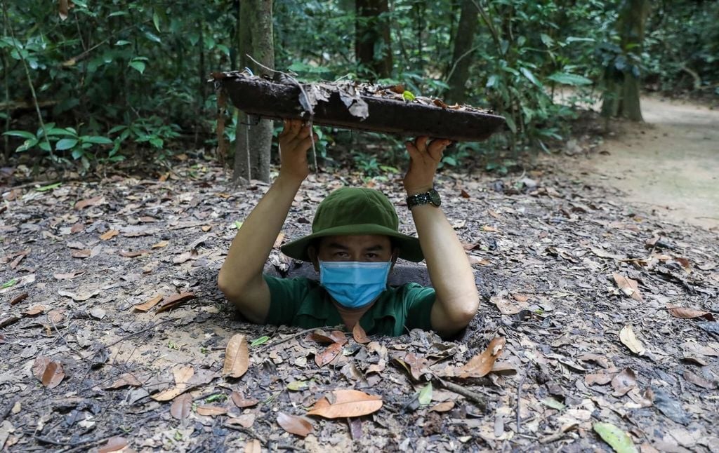 5-dia-dao-cu-chi-ben-dinh-cho-du-khach-trai-nghiem-nap-ham-be-nho