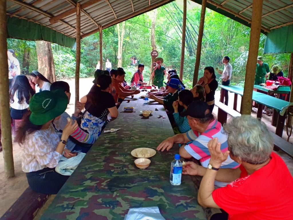 6-khoai-mi-luoc-cham-muoi-me-la-mon-an-tung-nuoi-song-biet-bao-chien-si-trong-ham-dia-dao-se-duoc-moi-mien-phi-khi-ban-tham-quan-dia-dao