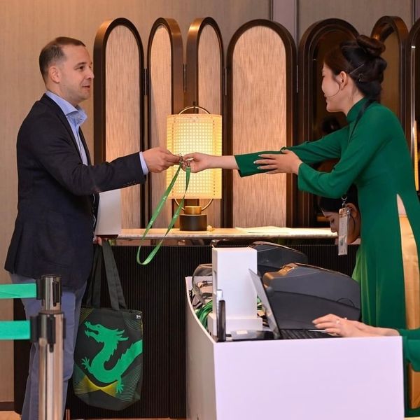 2-tui-vai-canvas-cao-cap-duoc-thiet-ke-theo-branding-cua-cong-ty-tang-cac-khach-hang-vip-trong-su-kien