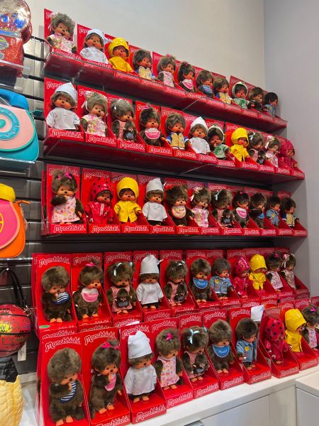 monchhichi-duoc-trung-bay-da-dang-mau-ma-bat-mat