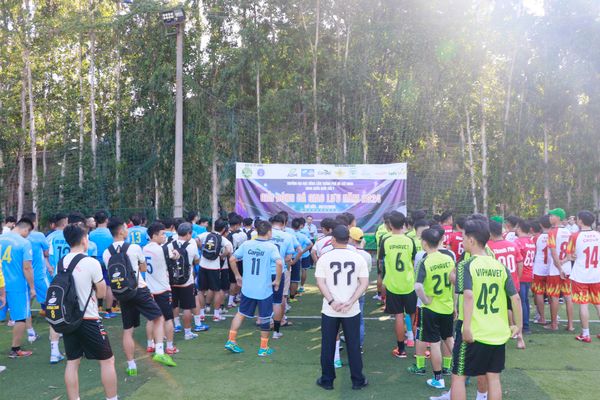 Giải bóng đá giao lưu có sự tham dự đông đảo của hơn 100 thành viên từ các đơn vị