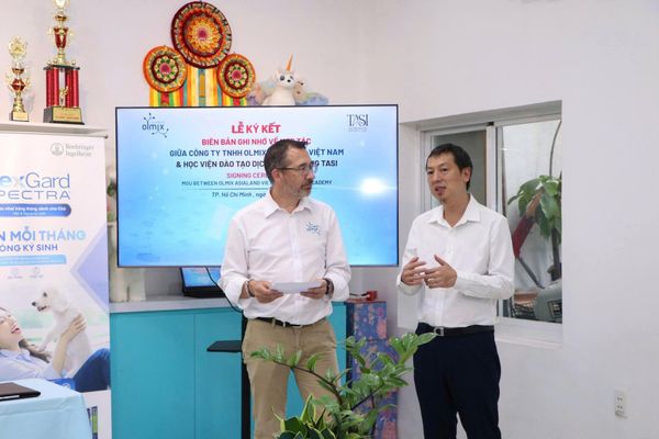 Ông Robert Clapham (trái) phát biểu tại Lễ Ký Kết