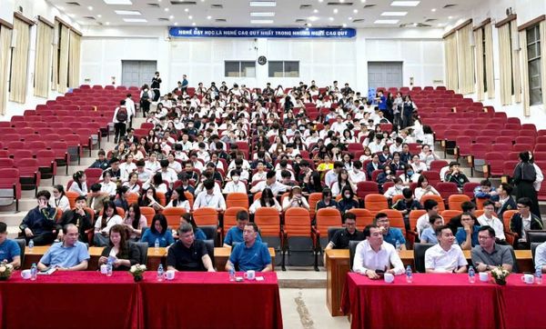 Hơn 400 sinh viên tham dự buổi tọa đàm