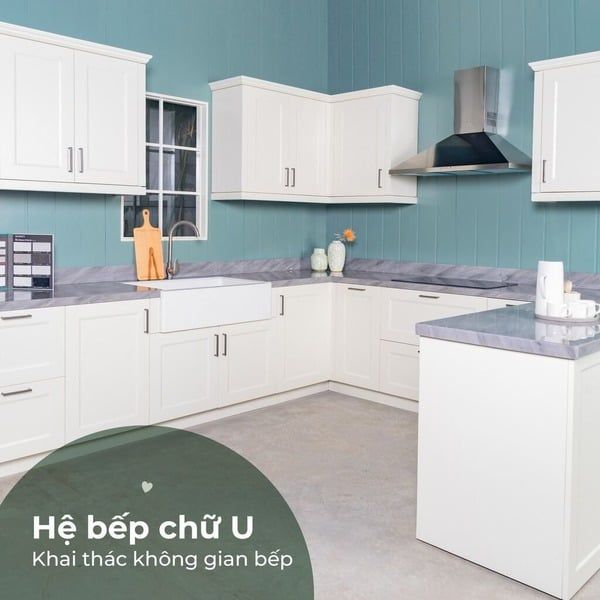 Không gian bếp với tủ bếp chữ U sang trọng
