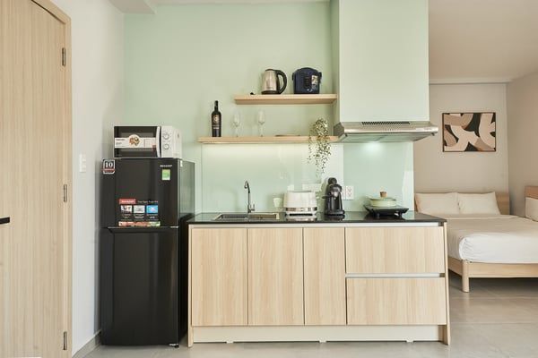 Tủ bếp thiết kế thanh lịch với tông màu be nhẹ nhàng