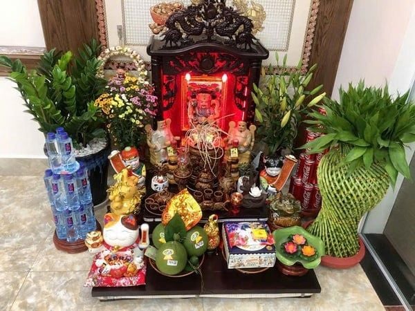 Không dùng hoa quả giả, đồ thờ cũ trên bàn thờ Thần Tài